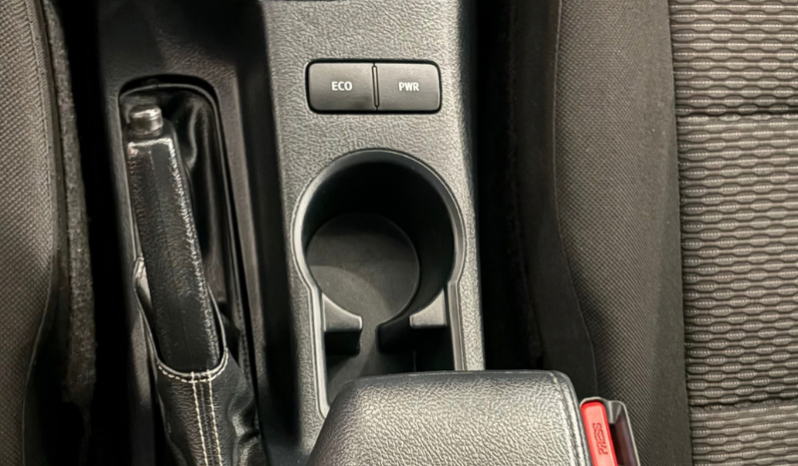
TOYOTA Hilux 2.4 D4D Cabina Doble GX completo									