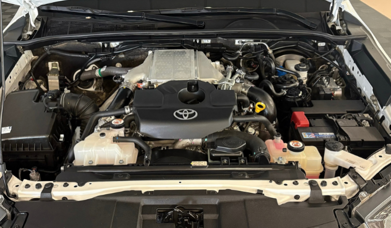 
TOYOTA Hilux 2.4 D4D Cabina Doble GX completo									