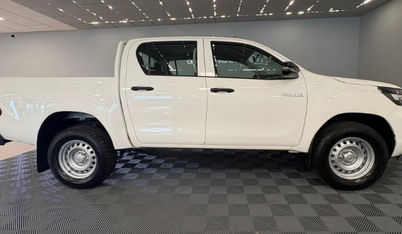 
TOYOTA Hilux 2.4 D4D Cabina Doble GX completo									